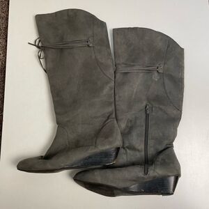Pre-Owned Classique Women’s Gray Suede Calf length Boots Size 9.5
